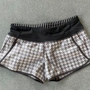 Lululemon Run Times Short Size 6 in Giant Houndstooth
